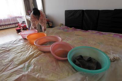 美姑楼上漏水，住户失联，小区没物管，业主维权难！律师来支招……